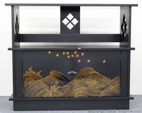 特別価格・数量限定1本限り!輪島塗飾り棚・乾漆に波千鳥蒔絵は、傷がつきにくく使いやすい乾漆に美しい蒔絵をプラスした輪島塗飾り棚。 輪島塗飾り棚・乾漆に波千鳥蒔絵