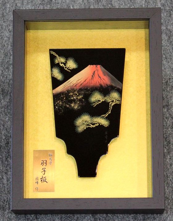飾皿漆額（羽子板型）赤富士沈金 71,500円（税込） | 輪島塗の塗師屋