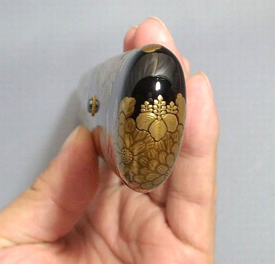 特注品　黒塗りに様々な形の菊が咲き誇る、懐刀・菊尽くし蒔絵