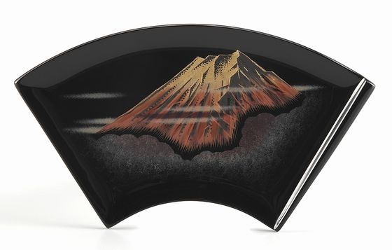 飾り皿・赤富士沈金（扇小） 49,500円（税込） | 輪島塗の塗師屋 輪島 