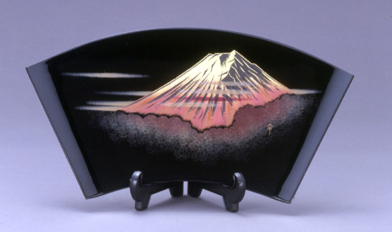 飾皿：赤富士沈金（扇型） 93,500円（税込） | 輪島塗の塗師屋 輪島 