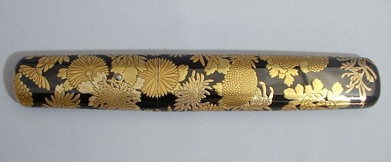 特注品　黒塗りに様々な形の菊が咲き誇る、懐刀・菊尽くし蒔絵