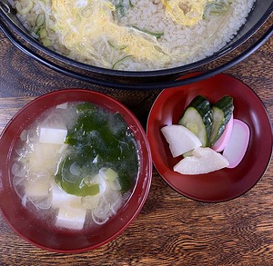 輪島塗の椀の蓋に糠漬けを盛り付けて