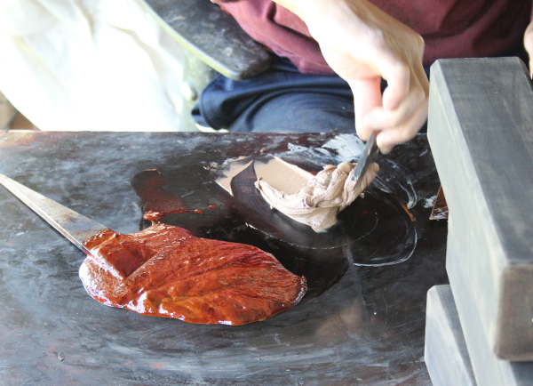 輪島塗の下地は、輪島特産の珪藻土を焼いた「輪島地の粉」と米のりを混ぜた漆を使う