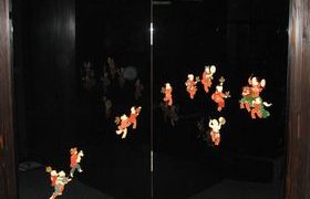 輪島塗 屏風・唐子蒔絵は、楽しそうに遊ぶ子供達の姿に思わず微笑む