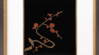 漆額 梅蒔絵は、生命の息吹を感じさせる早春の花・梅を大胆な構図で