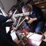 寿松沈金を製作中の東恒博先生