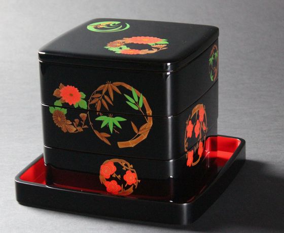 輪島塗　三段重箱（6.5寸胴張隅丸型）　花の丸蒔絵は、色漆が華やかな重箱
