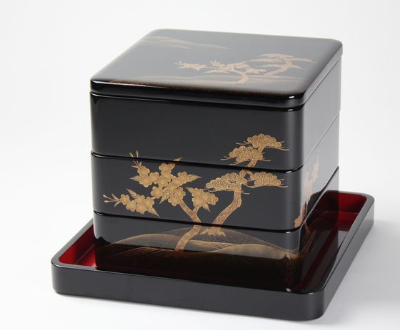 三段重箱 松に桜蒔絵（6.5寸隅丸型）858,000円（税込） | 輪島塗の 