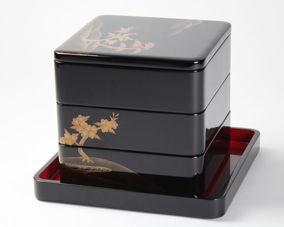 三段重箱 松に桜蒔絵（6.5寸隅丸型）858,000円（税込） | 輪島塗の 