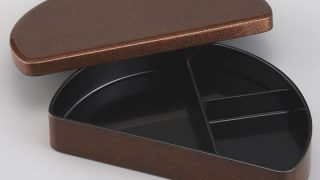 半月型弁当箱・梨子地は、弧を描く曲線が優しい印象の半月型弁当箱