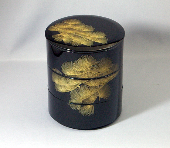 【未使用】輪島塗 松島蒔絵 三段重箱 重台付き 老松/山水 お重/弁当箱 漆器 三段重箱 金縁・松に山水蒔絵 1,210,000円（税込） | 輪島塗の