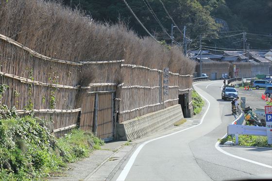 雪や強風から住まいを守る間垣